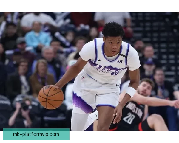 埃奇库姆伤愈复出砍下22分13篮板 76人连续两季横扫爵士 贝利贡献25分