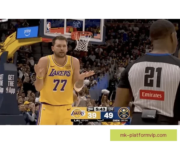 海斯20分钟8中8砍19+7疯狂一战 赛后呼吁东契奇减少吃T次数